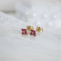 Boucles d'oreilles trèfle rubis - Aura Rouge